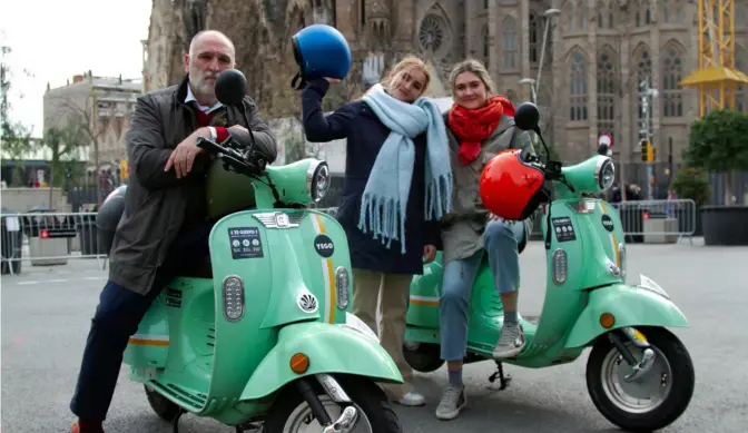  ?? Discovery Inc. ?? José, Carlota and Ines Andrés in front of La Sagrada Familia in Barcelona on their series "José Andrés and Family in Spain."