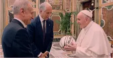  ?? EPA/ANSA ?? Il gesto di Pep e il Papa Sopra, Guardiola bacia la medaglia dopo il k.o. in Champions. Sotto, papa Francesco con Giovanni Malagò e Petrucci