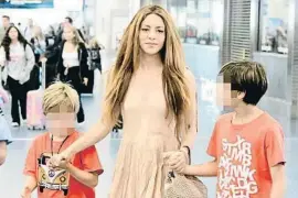  ?? Splas     s ?? Shakira amb els seus dos fills a Miami en una imatge recent