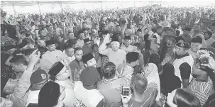  ?? — Gambar Bernama ?? RUMAH TERBUKA: Najib (tengah) melambai kepada hadirin pada Jamuan Aidilfitri Parlimen Pekan 2017 di Taman Tasik Sultan Abu Bakar semalam.