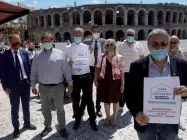  ??  ?? Al via I promotori di Casa Cattolica alla presentazi­one di ieri