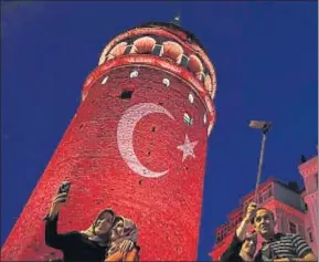  ?? PETROS KARADJIAS / AP ?? La torre Gálata de Estambul, iluminada con la bandera turca
