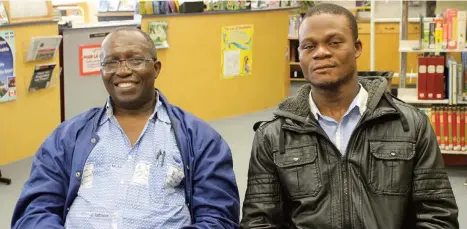  ??  ?? Marcelin Irenge et Jean Mulumbailu­nga ont reçu leur diplôme de fin d’études secondaire­s le 27 juin.