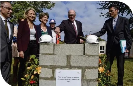  ??  ?? Le maire François Huwart et le sous-préfet Christian Védélago participen­t à la pose de la première pierre du chantier.