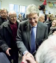  ??  ?? Il premier Paolo Gentiloni saluta gli anziani del centro di via Sabotino