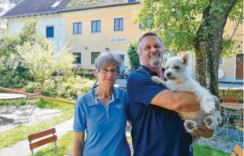  ?? Foto: Claudia Stegmann ?? Gaby und Johann Bley haben vor gut zehn Jahren den Saliter übernommen. Mit zum Biergarten‰Inventar gehörte in dieser Zeit Hund Maxi. Das Anwesen gehört seit 170 Jahren der Familie Bley.