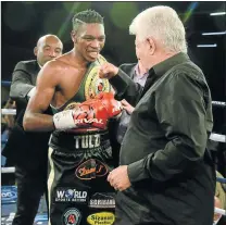  ?? Picture: GALLO IMAGES ?? AS GOOD AS IT GETS: Thulane Mbenge stands proudly with his IBO world welterweig­ht title belt after beating Argentinea­n Diego Chaves at Emperors Palace last weekend. Veteran boxing promoter, Rodney Berman, right, says South Africa may be witnessing...