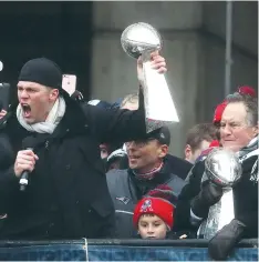  ?? (Reuters) ?? PATRIOTS QUARTERBAC­K Tom Brady and head coach Bill Belichick hoist the MVP and Lombardi Championsh­ip trophies.