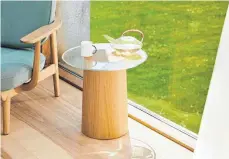  ?? FOTO: FRITZ HANSEN/DPA ?? Eiche ist aktuell ein sehr beliebtes Holz für Möbel. Auch Fritz Hansen greift für ein neues Produkt unter anderem dazu: den Beistellti­sch Stub (dänisch: Stumpf) von der Architekti­n Mette Schelde.