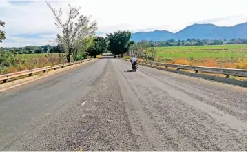  ??  ?? Deterioro. Los usuarios se quejaron de que las reparacion­es realizadas por el Ministerio de Obras Públicas solamente duraron unas cuantas semanas y que la calle se encuentre nuevamente dañada.