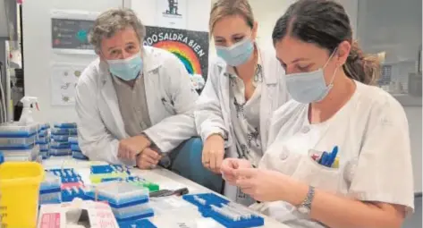  ?? ABC ?? Santiago Melón analiza muestras junto a sus compañeras en el laboratori­o del hospital asturiano