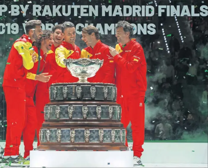  ??  ?? Marcel Granollers, Feliciano López, Pablo Carreño, Roberto Bautista, Rafa Nadal y el capitán Sergi Bruguera, los campeones de la Copa Davis 2019 en Madrid.