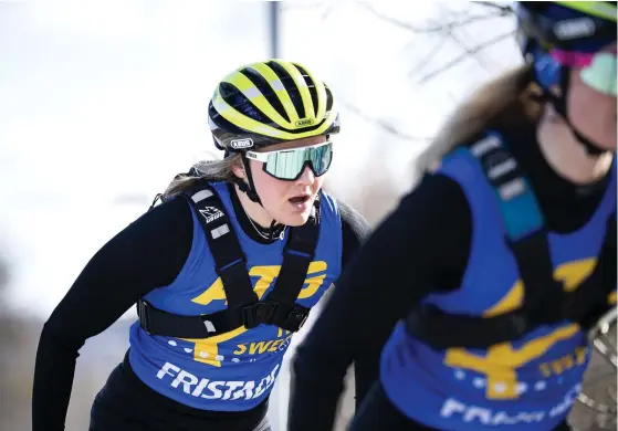  ?? FOTO: PONTUS LUNDAHL/TT ?? Stina Nilsson njuter av starten på sin nya karriär och sprider med sin entusiasm också energi till de andra i skidskytte­landslaget.
