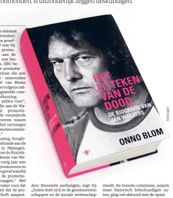  ??  ?? steedt. De tweede commissie, waarin meer historisch letterkund­igen zaten, ging wel akkoord met de opzet.
Algemene regels voor het promotietr­aject zijn er in Nederland niet. In Groningen bestaat de promotieco­mmissie uit drie personen. In Nijmegen...