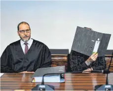  ?? FOTO: DPA ?? Der wegen Kindesmiss­brauchs angeklagte Jürgen W. (rechts) im Saal des Landgerich­ts neben seinem Anwalt Robert Phleps.