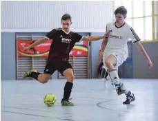  ?? FOTO: THOMAS WARNACK ?? Julian Diesch (links, rotes Trikot) und die SGM FV Altheim/Ertingen/Binzwangen qualifizie­ren sich als Gruppensie­ger für die Endrunde der A-Junioren der Bezirks-Futsalmeis­terschaft.