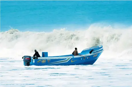  ??  ?? El Inocar anunció que el comportami­ento del mar se mantendrá con olas altas, debido al aguaje y oleaje, durante el fin de semana.