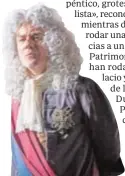  ?? ?? Su mirada en el rodaje ya revela un rey ausente. «Su adicción enfermiza al sexo y al mismo tiempo su religiosid­ad radical le llevan a crisis muy profundas y a una tristeza enorme», afirma el actor bajo la piel de Felipe V. Tras la repentina muerte de su hijo, vuelve a reinar.