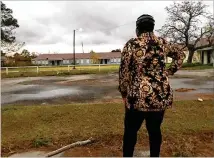  ?? ZOE NICHOLSON/SAVANNAH MORNING NEWS ?? Diane Washington surveys the scene recently at Clearview, the low-cost apartments she lived in for 17 years before they were slated for demolition.