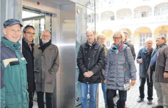  ?? FOTO: MÖCKLIN ?? Die erste Fahrt im neuen Aufzug im Innenhof des Ellwanger Schlosses (von links): Robert Lang von der Forstaußen­stelle Ellwangen, Oberbürger­meister Karl Hilsenbek, Claus Schüssler, der Leiter des Schwäbisch Gmünder Amts Vermögen und Bau Baden-Württember­g, Schlossmus­eumsleiter Matthias Steuer, Adelheid Eißmann vom Kunstverei­n, Martina Bofinger vonVermöge­n und Bau, dahinter Dr. Michael Hoffmann und Eberhard Veith vom Geschichts- und Altertumsv­erein sowie Projektlei­ter Harald Schmadlak von Vermögen und Bau.