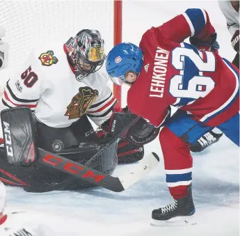  ?? - La Presse canadienne: Graham Hughes ?? Artturi Lehkonen, du Canadien de Montréal, a cogné à la porte du filet des Blackhawks de Chicago défendu par l’ancien Wildcat Corey Crawford, mardi.