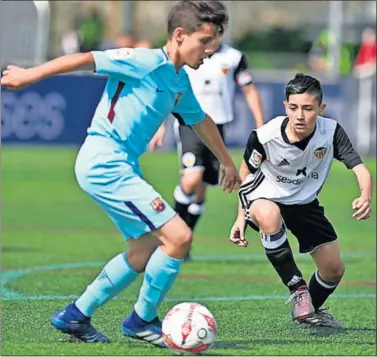  ??  ?? DERROTA. El Barcelona, actual campeón, perdió por 0-4 con el Valencia en su primer partido.