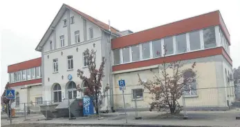  ?? FOTO: SABINE ZIEGLER ?? Die Fortschrit­te bei der Bahnhofssa­nierung in Bad Waldsee sind nach dem Abbau der großen Baugerüste inzwischen gut zu erkennen.