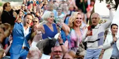  ?? FOTO: PRESSBILD ?? ■
Karismatis­ka programled­are är en hemlighet bakom succén för Allsång på Skansen, från vänster Lasse Berghagen, Måns Zelmerlöf, Petra Marklund, Sanna Nielsen, Bosse Larsson och Anders Lundin.