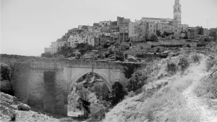  ?? Foto: Ingrid Lechner ?? Die Brücke „Pont del Crist“aus dem 16. Jahrhunder­t vor dem Panorama von Bocairent.