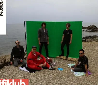  ?? (DR) ?? Le groupe avec Régis Laugier (deuxième
à droite) sur la plage de Saint-Aygulf pour le tournage du clip du premier single issu du projet avec Roddy Bottum (survêtemen­t rouge)
de Faith No More.