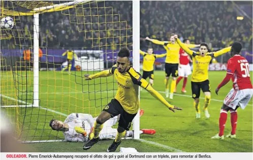  ??  ?? GOLEADOR. Pierre Emerick-aubameyang recuperó el olfato de gol y guió al Dortmund con un triplete, para remontar al Benfica.