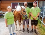  ??  ?? Familie Hauser betreibt eine Pferdepens­ion. Hier zeigen (von links) Petra, Christian und Max ihre Zuchtstute Hanni.
