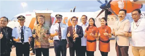  ??  ?? Lee (fifth left), Jahar (third left), Rusdi (second right), Capt Daniel (fifth right) and others show thumbs-up to the camera after the inaugural landing of Wings Air’s carrier from Pontianak at Miri Airport.