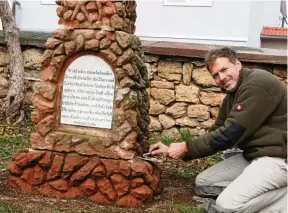  ?? FOTO: ANNETT KLETZKE ?? Steinmetzm­eister Sven Gebhardt verhilft historisch­en Grabsteine­n des Kindelbrüc­ker Friedhofes zu neuem Glanz.