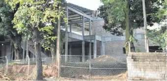  ??  ?? La construcci­ón del hospital del IPS de Caazapá se encuentra paralizada desde hace meses.