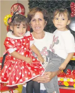  ??  ?? &gt; Patricia Pandeli junto a sus nietas Hassiel y Mariel.