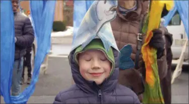  ?? PATRICIA R. DOXSEY — THE DAILY FREEMAN ?? Gunnar Lemeke, of Newburgh, wears a papier-mache fish hat while waiting for the start of the children’s maritime parade at the Sinterklaa­s celebratio­n in Kingston, N.Y.