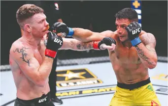  ?? JEFF BOTTARI/ZUFFA LLC VIA GETTY IMAGES ?? Rafael Dos Anjos, right, landed a number of punches on Paul Felder in his impressive lightweigh­t victory at a UFC Fight Night event at UFC Apex Saturday in Las Vegas.