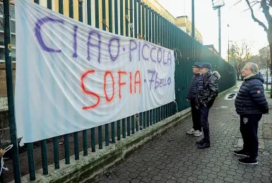  ??  ?? Lo striscione dedicato a Sofia dai tifosi viola e appeso ieri allo Stadio Franchi In alto la piccola con la madre, Caterina Ceccuti