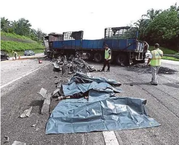 6 Sekeluarga Ditimpa Treler Bawa Tanah Pressreader