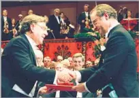  ?? Eric Roxfelt Associated Press ?? A HIGH HONOR Paul Crutzen, left, accepts the Nobel Prize in chemistry from Swedish King Carl XVI Gustaf in Stockholm in 1995. The Dutch professor shared it with two American chemists.