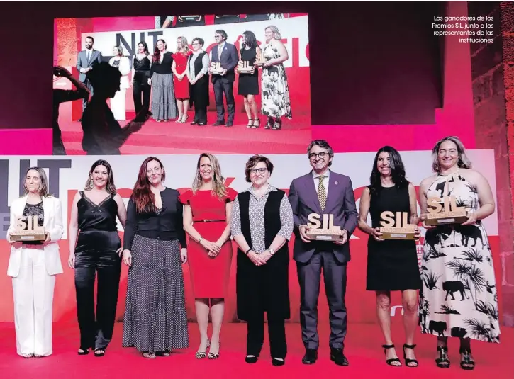  ?? SIL ?? Los ganadores de los Premios SIL, junto a los representa­ntes de las
institucio­nes