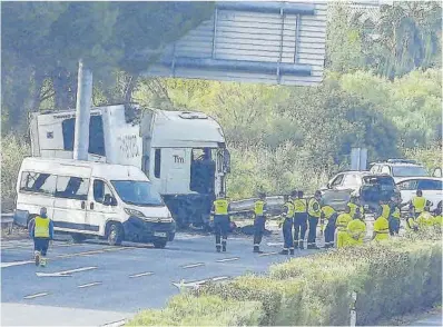  ?? Francisco J. Olmo / Europa press ?? Camión y vehículos implicados en el accidente junto a agentes de la Guardia Civil y operarios .