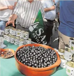  ?? RAÚL DOBLADO ?? Las exportacio­nes de aceituna negra de Sevilla están cayendo