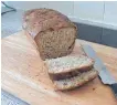  ?? FOTO: BETTINA MUSCH ?? Rezept für ein kleines Kastenbrot: Zutaten:
Fertig gebacken ist ein kleines würziges und lockeres Kastenbrot entstanden, das sich gut eine Woche lang hält.