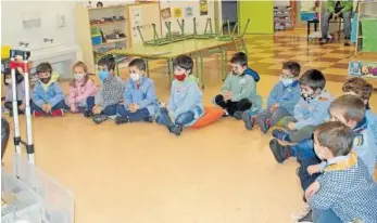  ?? Fotos: R.E. ?? Niños y niñas de primaria siguiendo las explicacio­nes de los talleres.