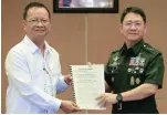  ?? — Reuters ?? Drug Enforcemen­t Agency Director-General Isidro Lapena (L) and Armed Forces of the Philippine­s Chief of Staff Gen Eduardo Ano, shows the memorandum of agreement allowing government troops to assist in some high risk drug operations during a signing...