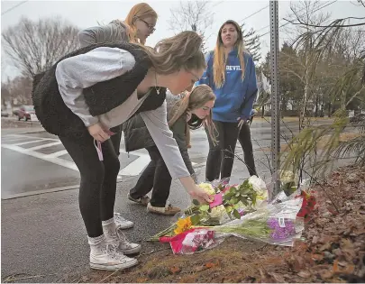  ?? STAFF PHOTOS BY NANCY LANE ?? HEARTBROKE­N: Friends leave flowers, above, at the scene of an accident that took the lives of Talia Newfield and Adrienne Garrido. A note left in memory of Newfield is seen at top.