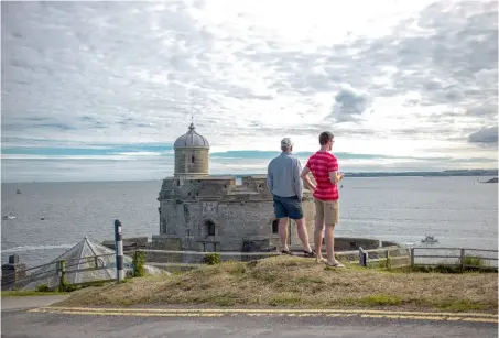  ??  ?? Le château de St. Mawes (en contrebas), érigé entre 1539 et 1543 par Henri VIII, marque l’entrée des Carrick Roads, un aber qui s’enfonce profondéme­nt dans les terres. Pour aller à Falmouth, sur l’autre rive, mieux vaut prendre le ferry.