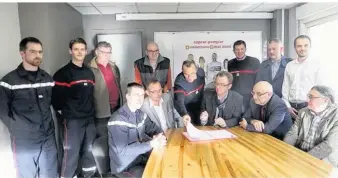  ??  ?? Les partenaire­s de la convention, dont les deux sapeurs-pompiers volontaire­s de l’entreprise, Joël Dubourg et Xavier Lecomte, au moment de la signature.